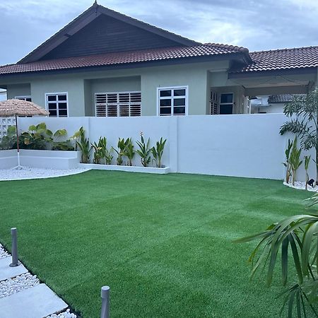Home In Terengganu With Private Pool Kuala Terengganu Esterno foto